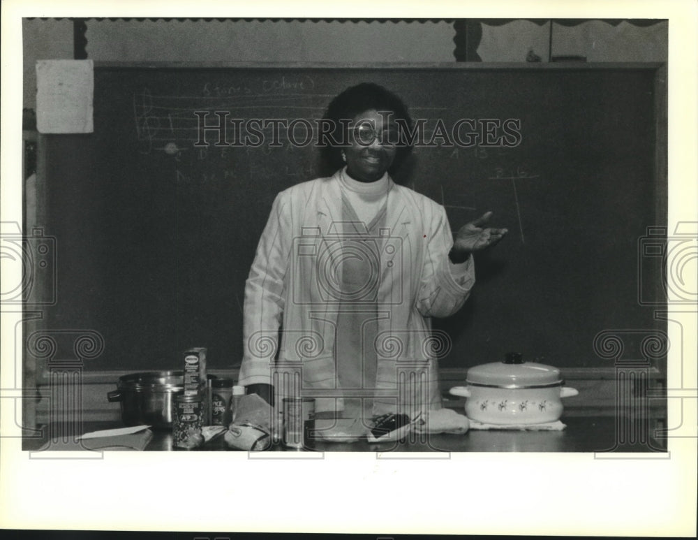 1990 Press Photo Lillie Gordon talks to students at Abita Springs Elementary - Historic Images