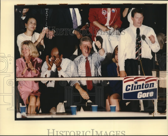 1995 Press Photo Al Gore speaks at a campaign rally with Bill Clinton behind him - Historic Images