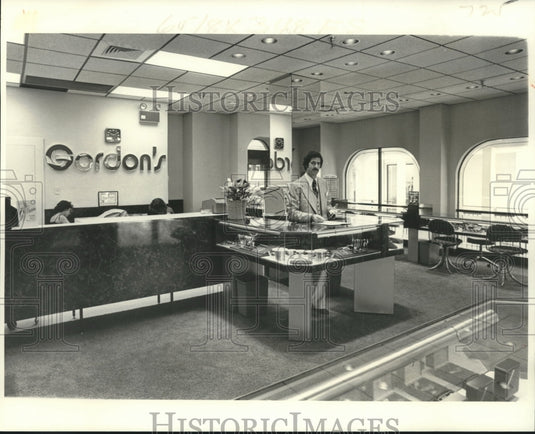 1979 Press Photo Gordon's Jewelers store manager Al Olivier surveys the store - Historic Images