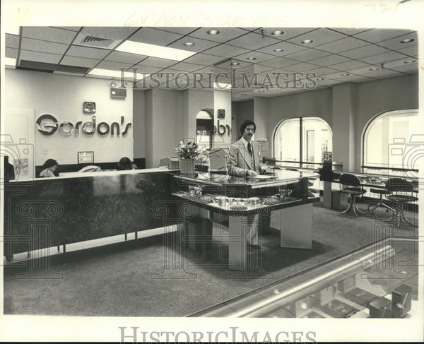 1979 Gordon's Jewelers store manager Al Olivier surveys the store ...