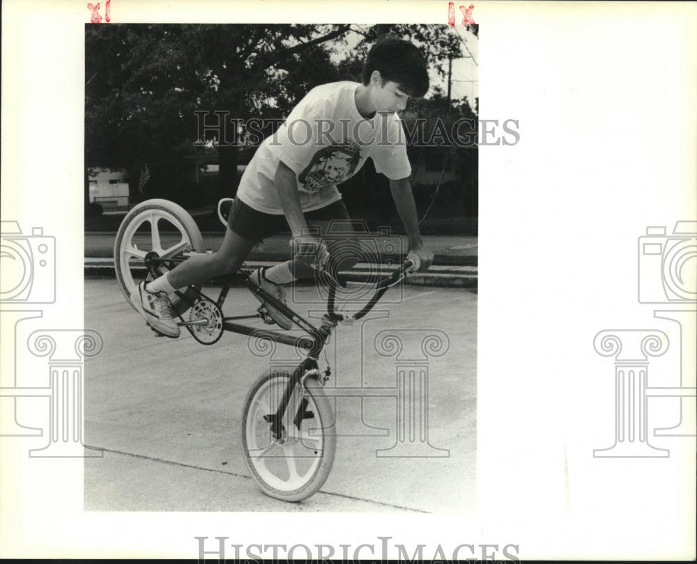 1989 Press Photo 12-year-old Greg Gordy doing a front wheel stand with his bike - Historic Images