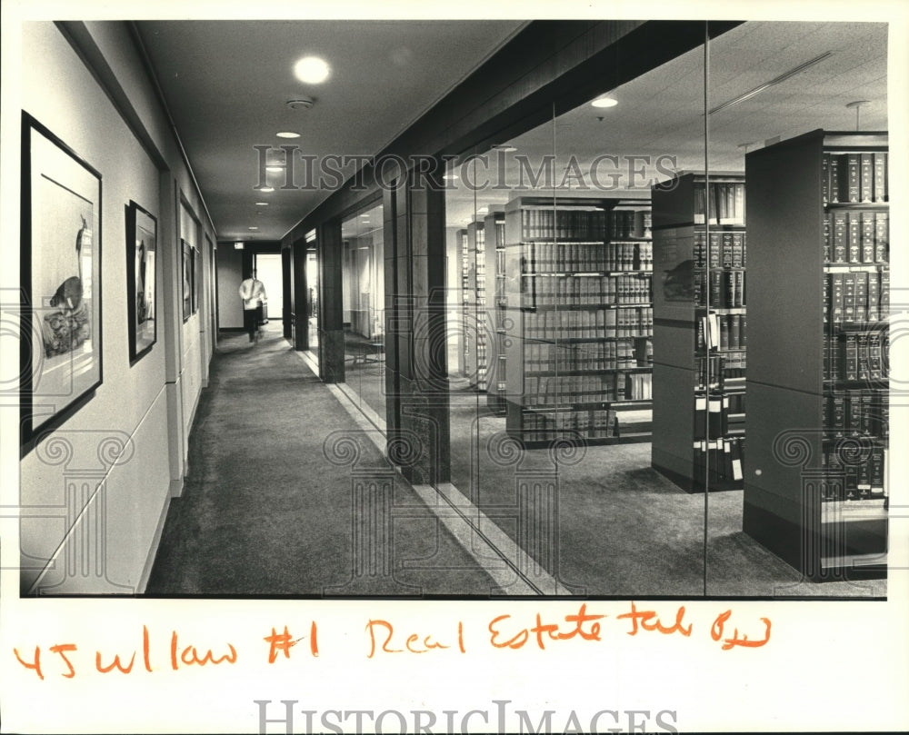 1987 Press Photo Interior shot of law offices of the Place St. Charles law firm - Historic Images