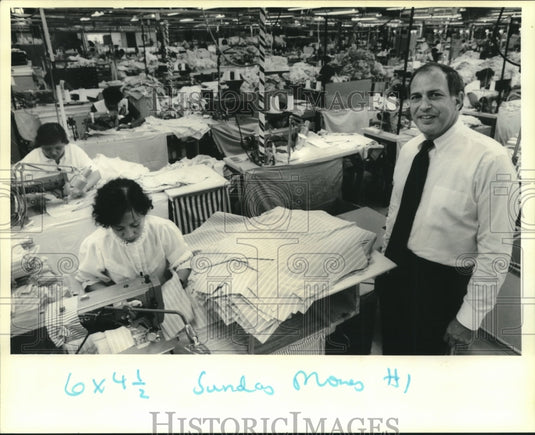 1990 Press Photo Clothier Kenneth Gordon in his manufacturing warehouse - Historic Images