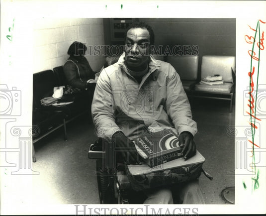 1987 Press Photo George Gorings waiting for ride to Delgado's Rehab Center - Historic Images