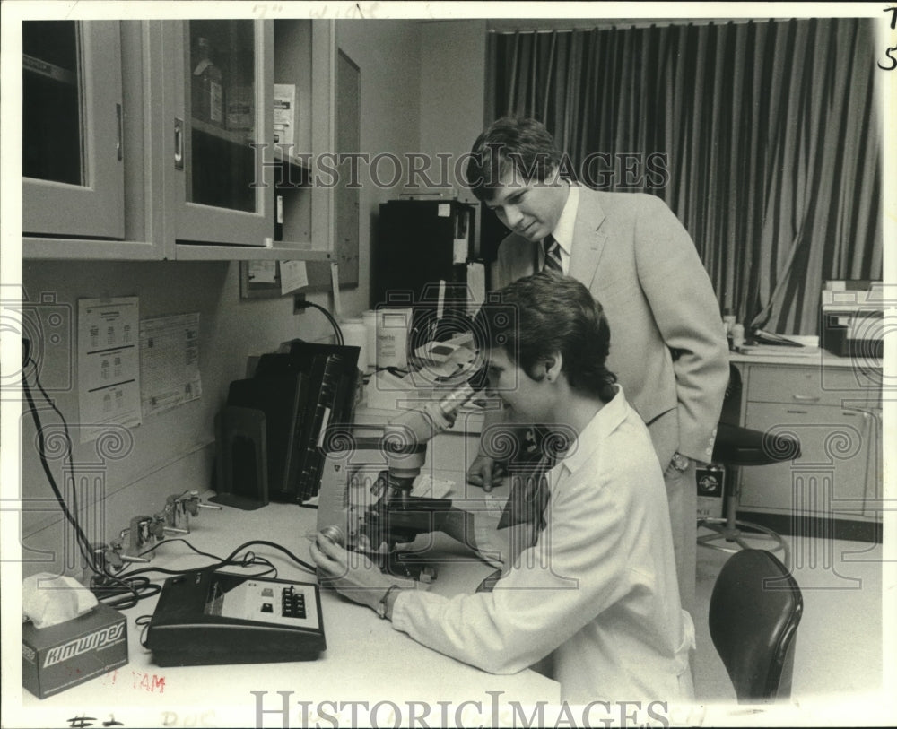 1981 Press Photo Drs. Johnette and Gary Frentz at the medical center - Historic Images