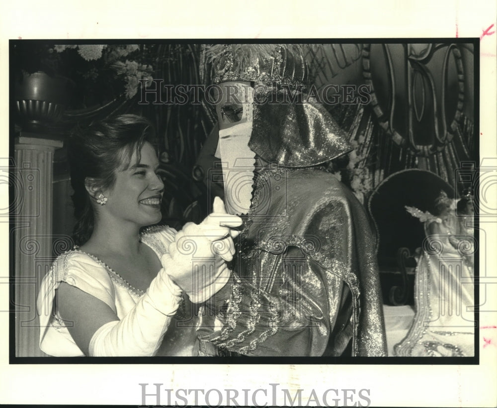 1990 Press Photo Deborah Friedrichs and Masker at Momus Ball - Historic Images