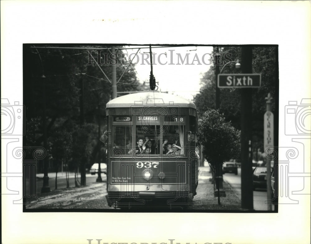 1992 Press Photo French students boarding street car on their way to zoo - Historic Images