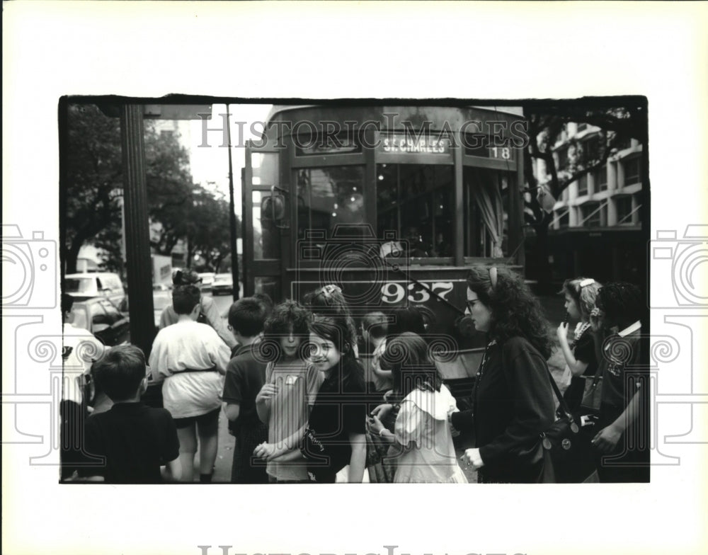 1992 Press Photo French exchange students boarding street car to ride to the zoo - Historic Images