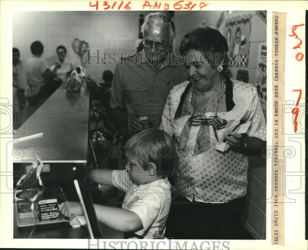 1988 Press Photo In the lunch line, Grandparents Day - Historic Images