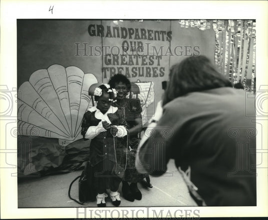 1995 Press Photo Lori Balser takes picture of Orlander Mackie & her grandmother. - Historic Images