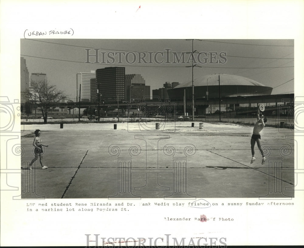 1986 Press Photo Two Louisiana State University med students playing Frisbee. - Historic Images