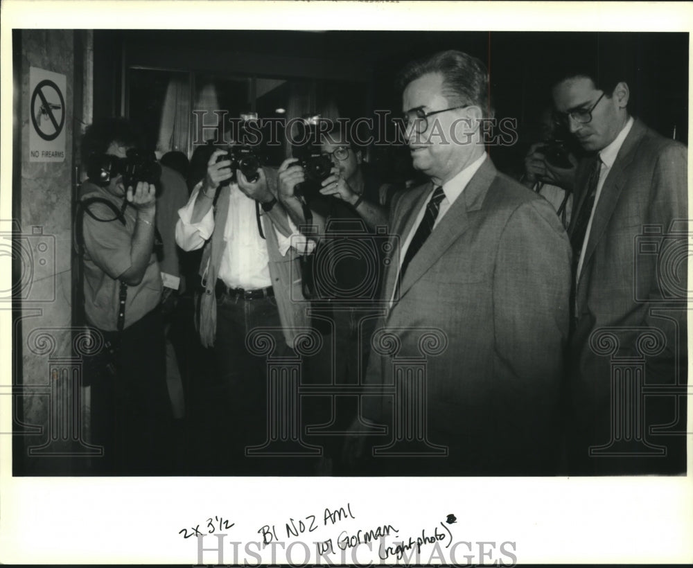 1991 Press Photo  Marvin Gorman arrives at civil court, surrounded by press - Historic Images