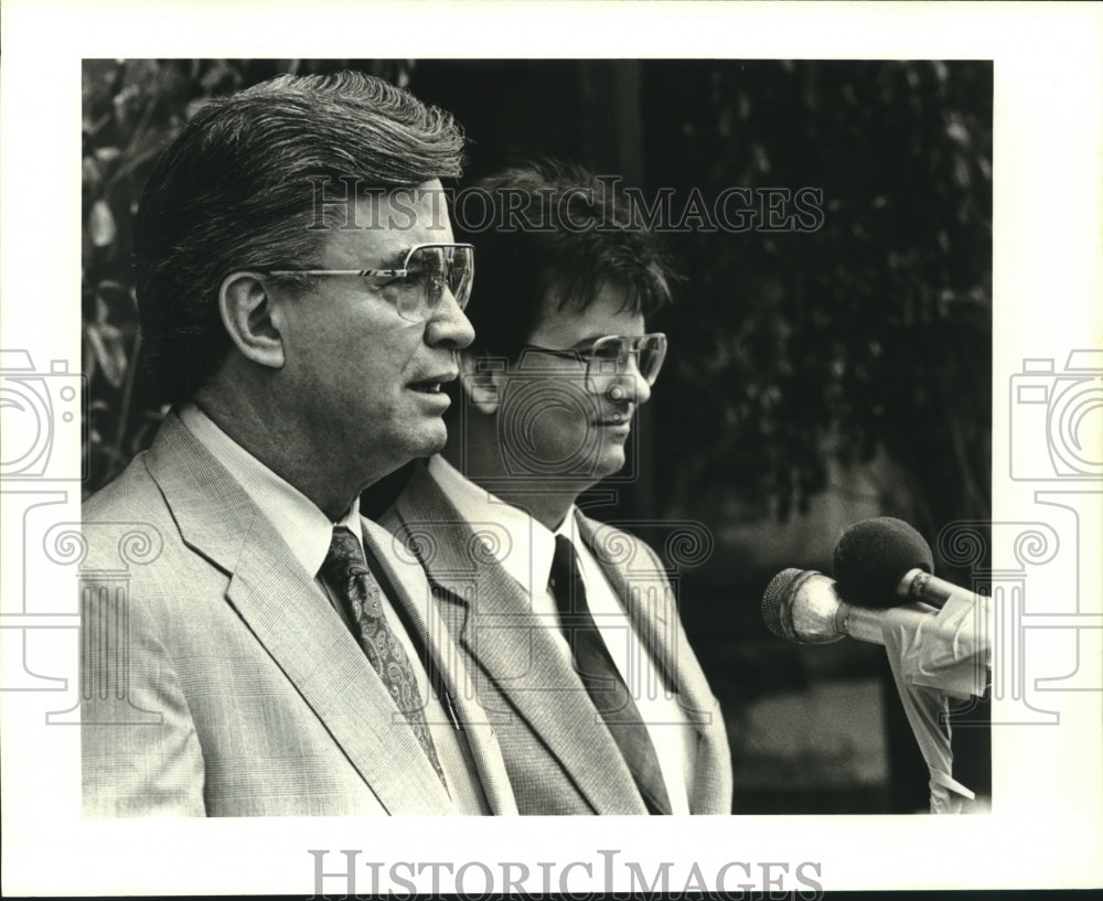 1988 Press Photo Reverend Marvin Gorman talks at press conference, Metairie - Historic Images