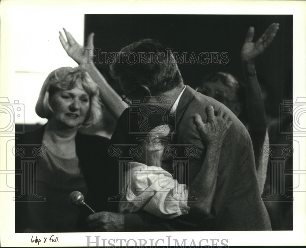 1994 Press Photo Mary Francis hugs Marvin Gorman after testimonial - Historic Images