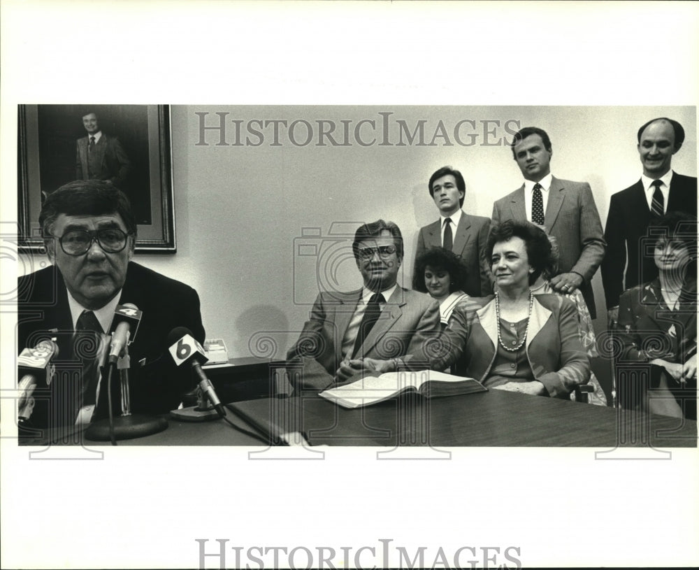 1987 Press Photo Reverend Marvin Gorman and family listen at press conference - Historic Images