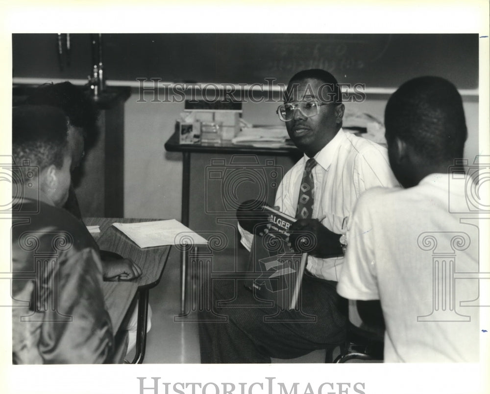 1990 Press Photo Noland Grady &amp; students, O. Perry Walker High School - Historic Images