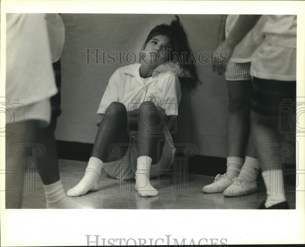 1990 Press Photo Lori Grady, ices neck after dance injury, St. Charles School - Historic Images