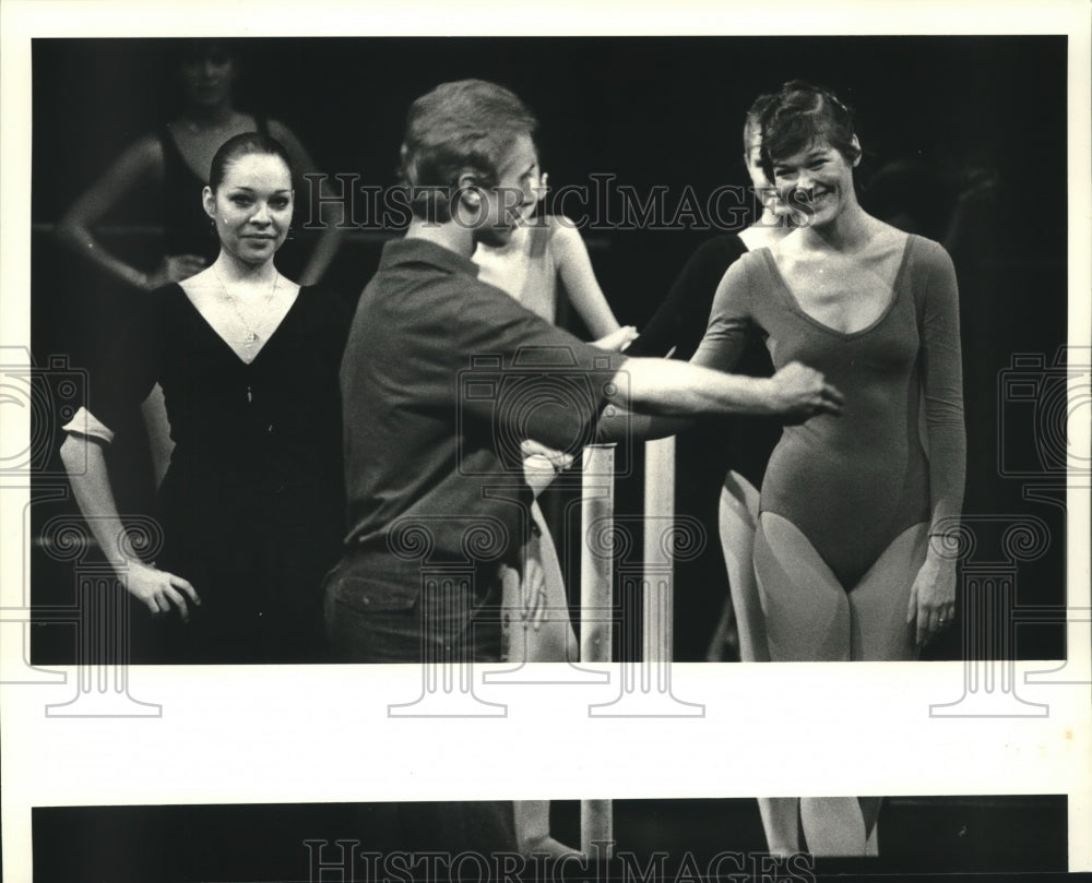 1987 Press Photo Christy Currey smiles as Vyachaslav Gordeyev teaches ballet - Historic Images