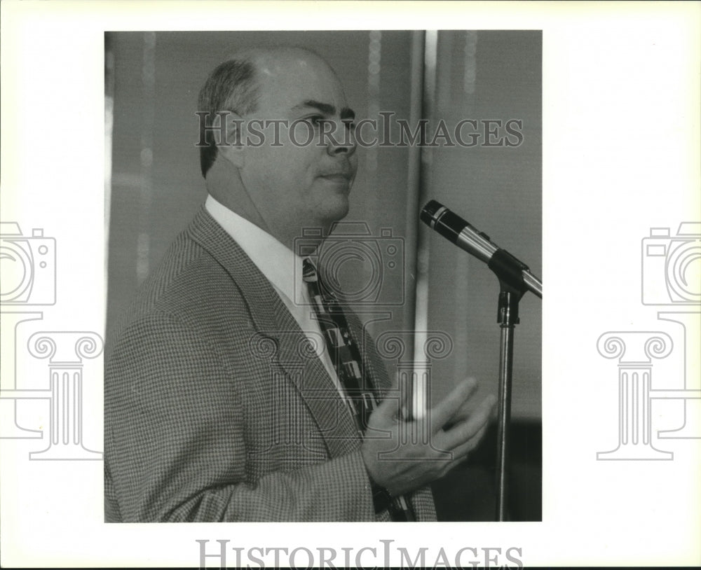 1995 Press Photo Judge David Gorbaty speaks to the St. Bernard Council - Historic Images