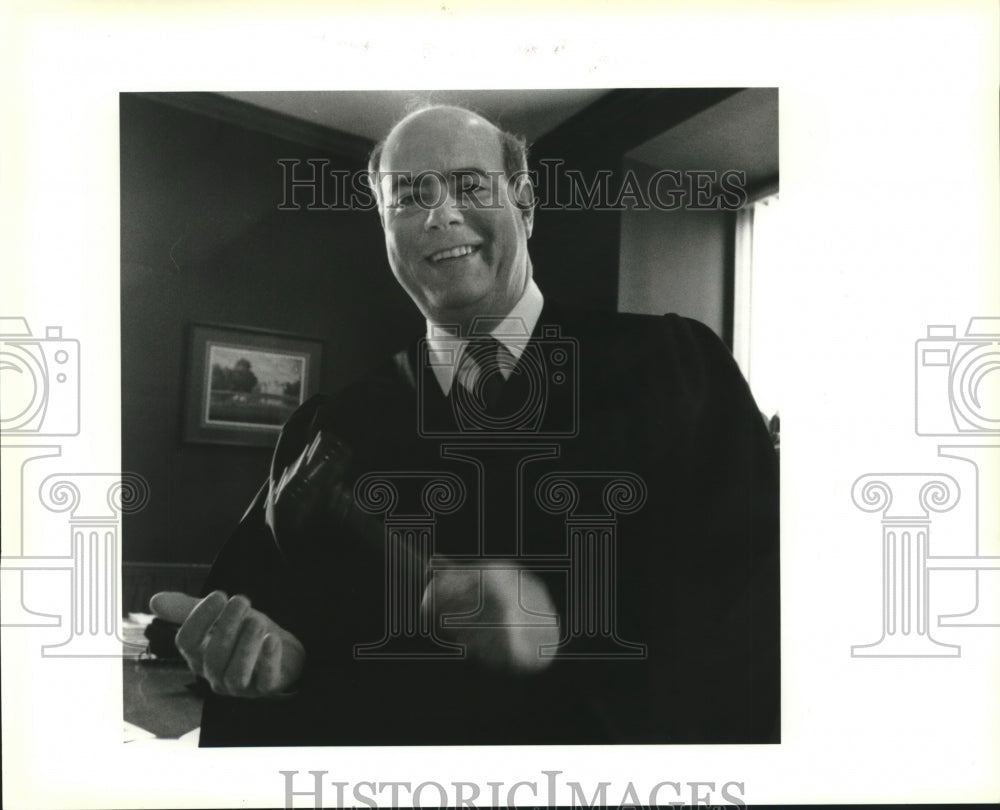 1995 Press Photo Judge David Gorbaty bangs his gavel in courthouse office - Historic Images