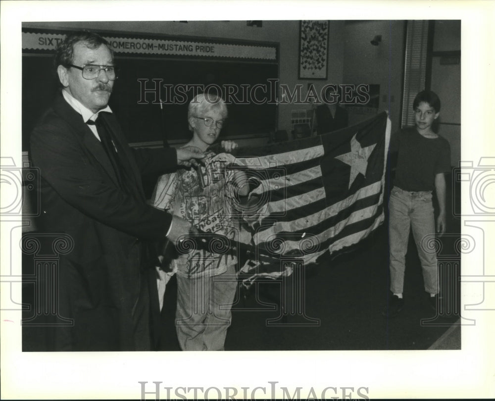 1996 Press Photo Herbert R. Graf, Ph. D and Arabi students hold Louisiana flag - Historic Images