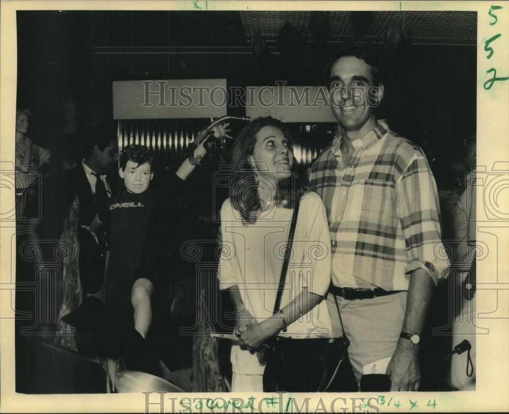 1990 Press Photo Leslie and Ed Garf in aquarium store - nob20051 - Historic Images