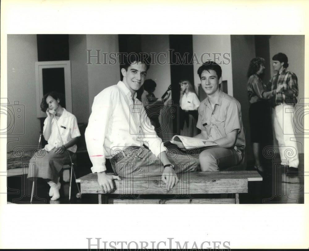 1990 Press Photo Gary Rucker and Brad Gordon Rehearse A Scene From Their Play - Historic Images