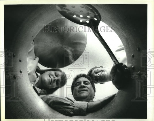 1992 Press Photo Kenner, Louisiana-Camara shot up from Joe Azzarello's cook pot - Historic Images