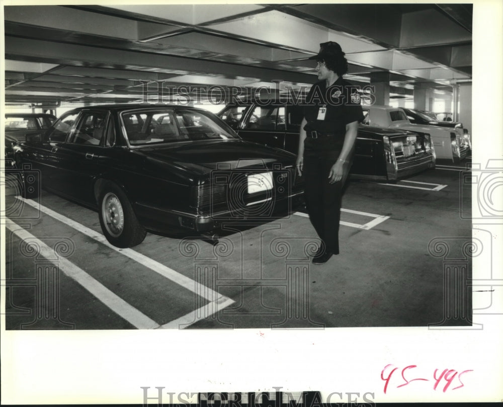 1989 Press Photo Security officer Joanella Gordon for VIP parking at airport - Historic Images