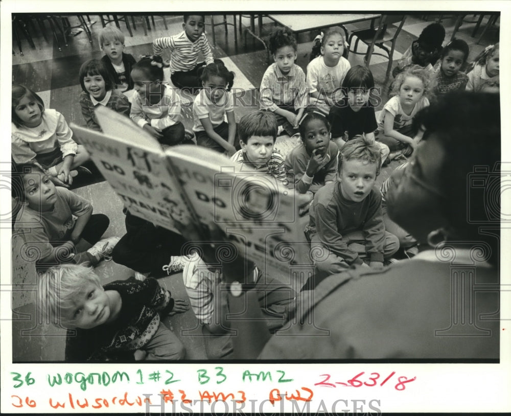 1988 Press Photo Ms. Boissier Kindergarten students at Gordon Elementary School - Historic Images