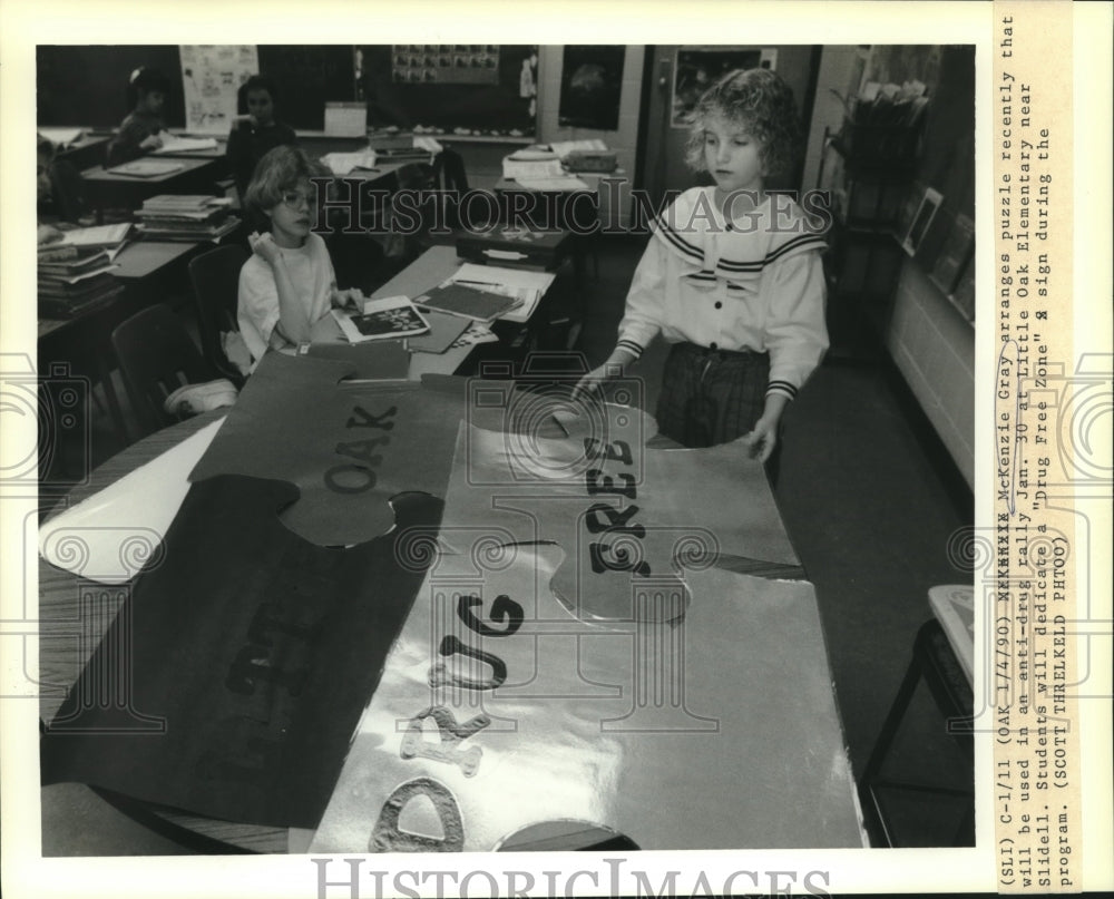 1990 Press Photo McKenzie Gray With Anti-Drug Puzzle, Little Oak Elementary - Historic Images