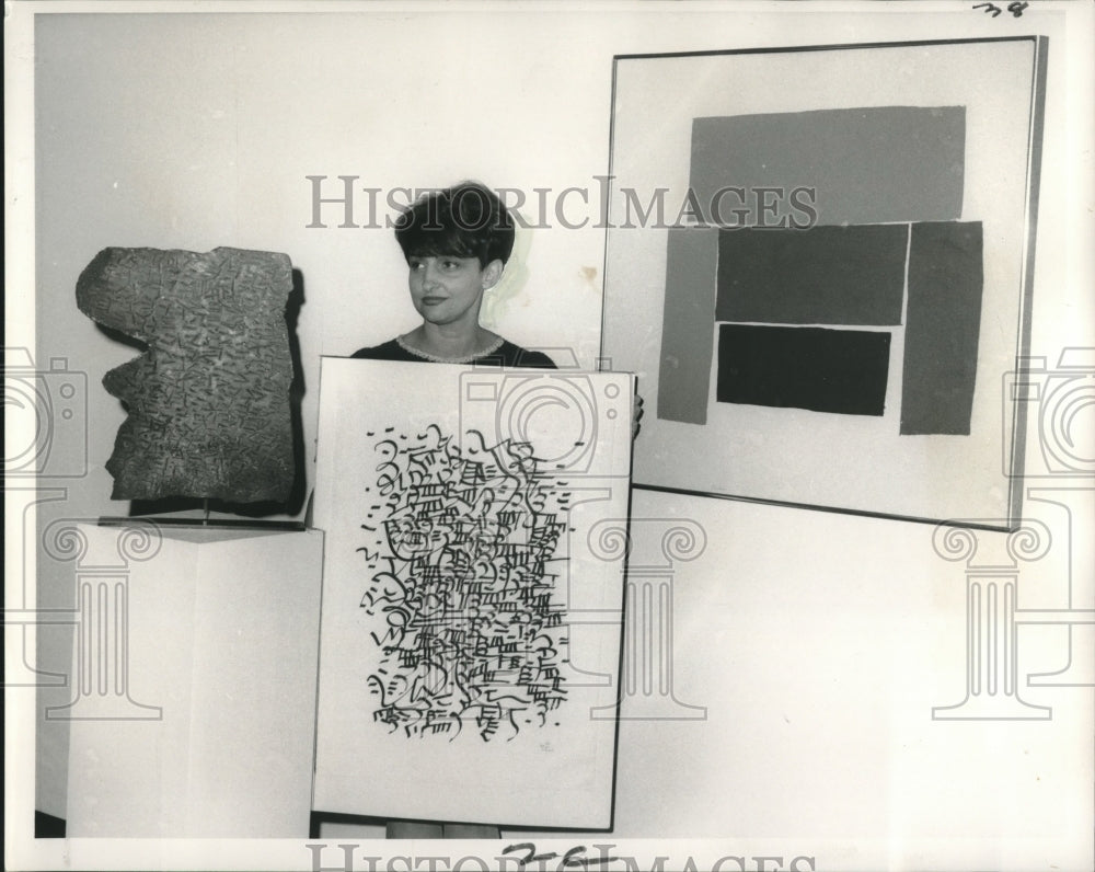 1968 Press Photo Mey Fleming displays Ulfert Wilke painting and sculpture - Historic Images