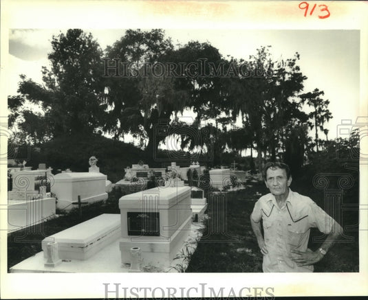 Press Photo Calvin Fleming in a cemetery - nob20123-Historic Images