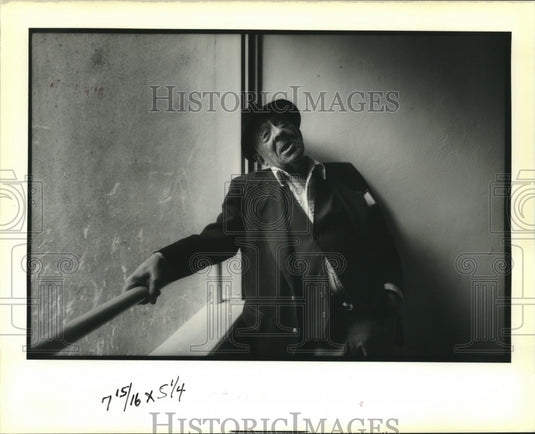 1990 Press Photo Oscar Flowers reminiscing about his past in Guste Highrise - Historic Images