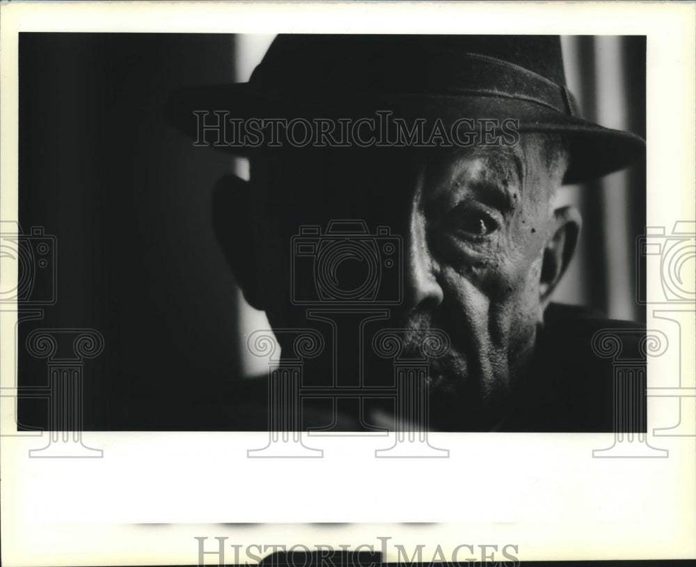 1990 Press Photo Oscar Flowers stares off into space as he thinks about his past - Historic Images