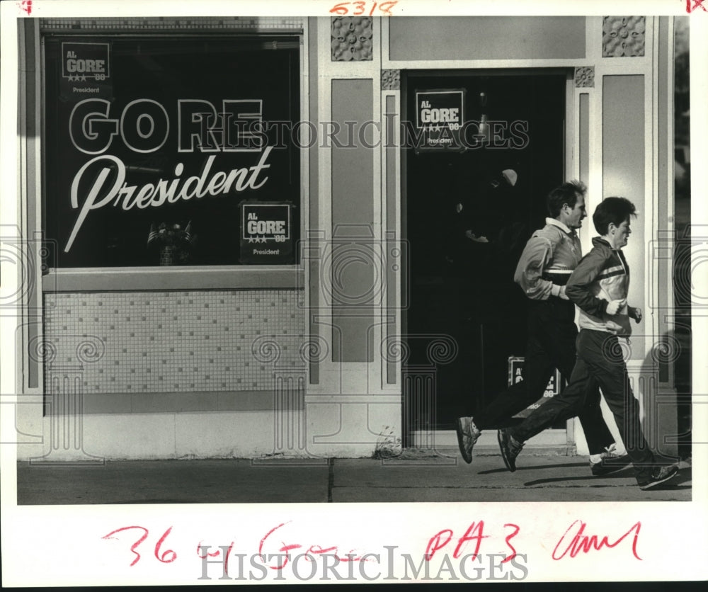 1988 Press Photo Joggers pass the quiet office of Al Gore - Historic Images