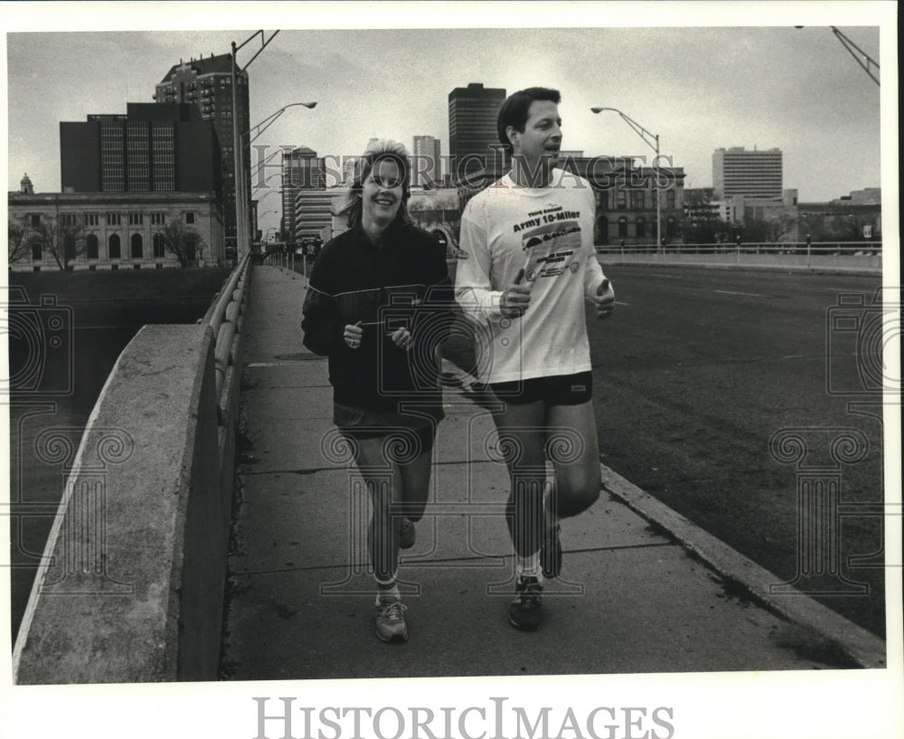 1988 Press Photo Albert Gore Jr. jogging - Historic Images