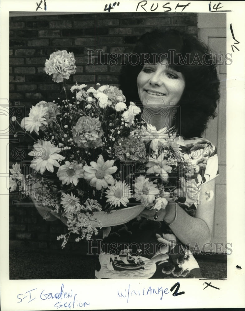 1986 Press Photo Mrs. George holds the finished flower arrangement - Historic Images