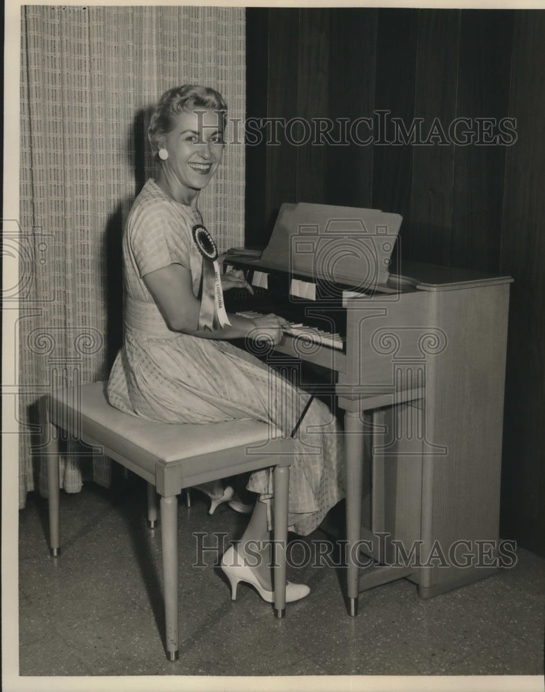 1959 Mrs. Eugene Gomes, Louisiana&#39;s candidate for Mrs. America - Historic Images