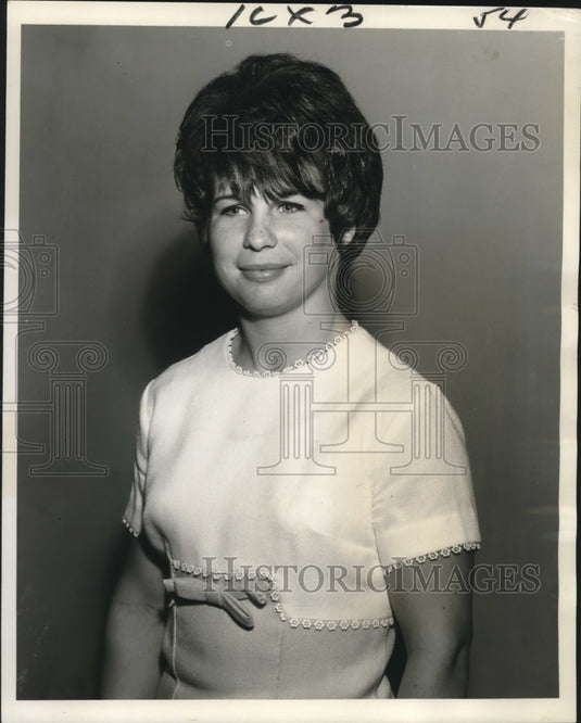 1966 Press Photo Mary Ann Goll, graduating student at Ursuline Academy - Historic Images