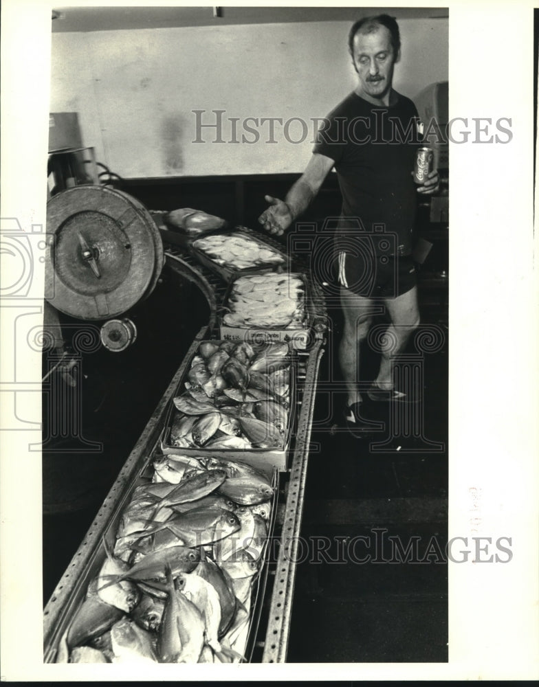 1986 Press Photo Old Colony vessel Captain Paul Gorman shows butterfish - Historic Images