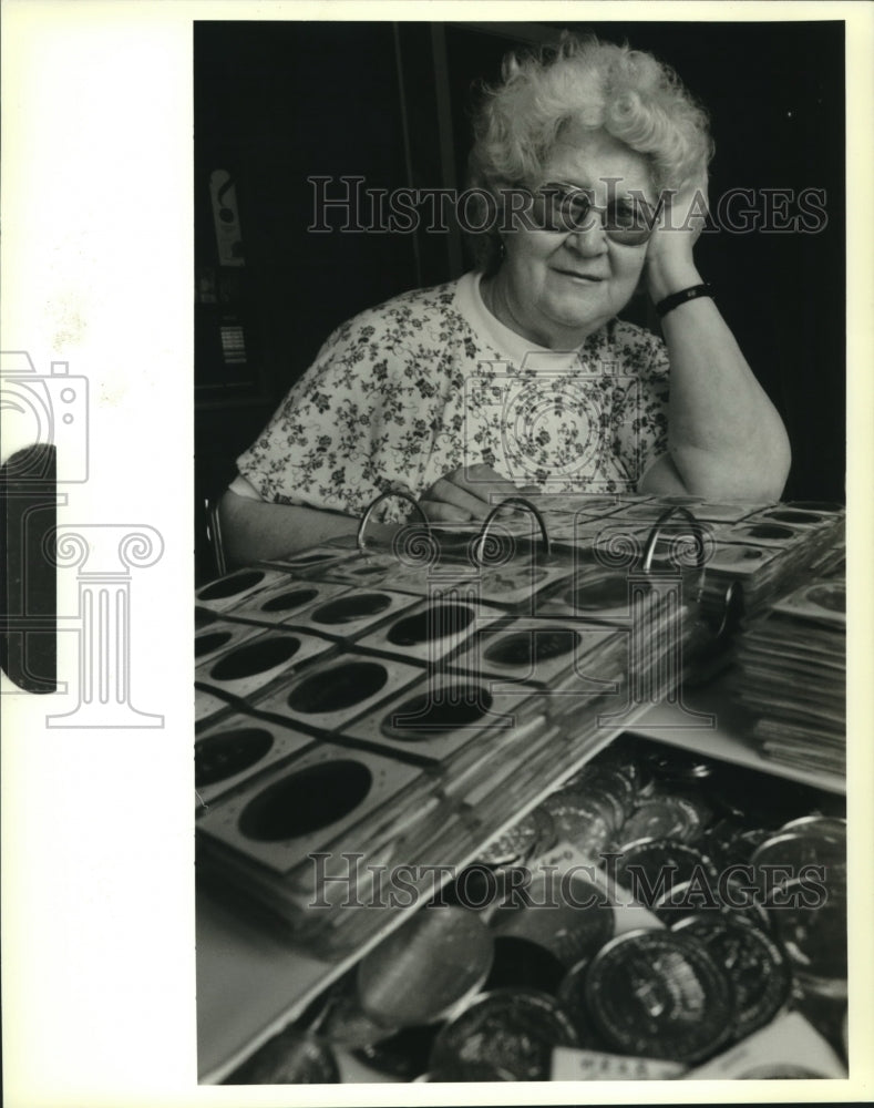 1994 Press Photo Leanette Gomez poses with her doubloon collection at her home - Historic Images