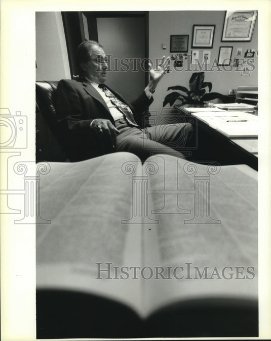 1995 Press Photo Irvon Gomez in his superintendent of schools office in Luling - Historic Images