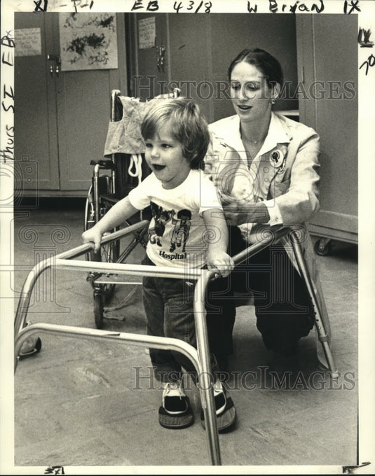 1979 Press Photo Brian Goings gets help from student nurse Corinne Barton - Historic Images