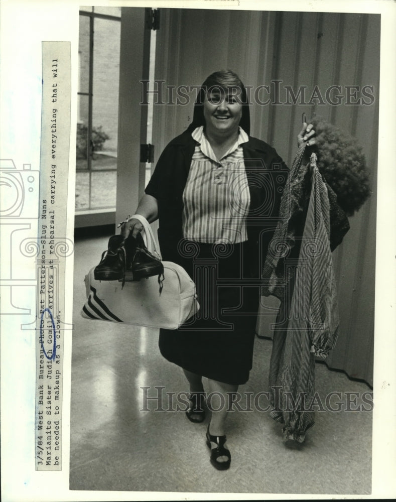 1984 Press Photo Marianite Siter Judith Gomila holding her clown costume - Historic Images