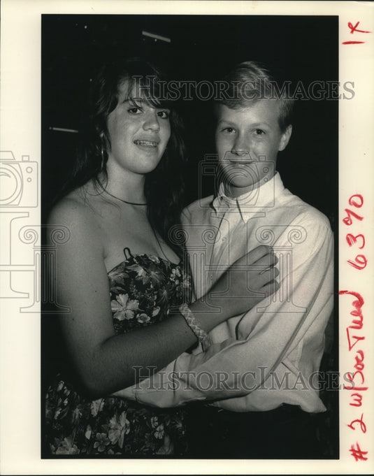 1990 Press Photo Colleen Henican and Lawson Gorilla, 8 O'Clocks - Historic Images