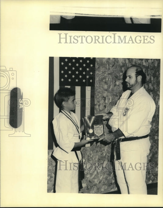 1990 Press Photo Darryl Goodyear with the Jr. Olympics winner Michael Fradella - Historic Images