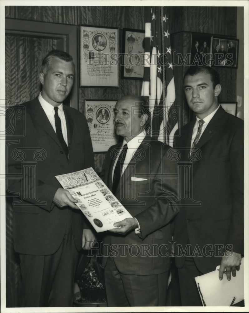 1966 Press Photo Mayor Victor Schiro awarded leaders of Litter Prevention event - Historic Images