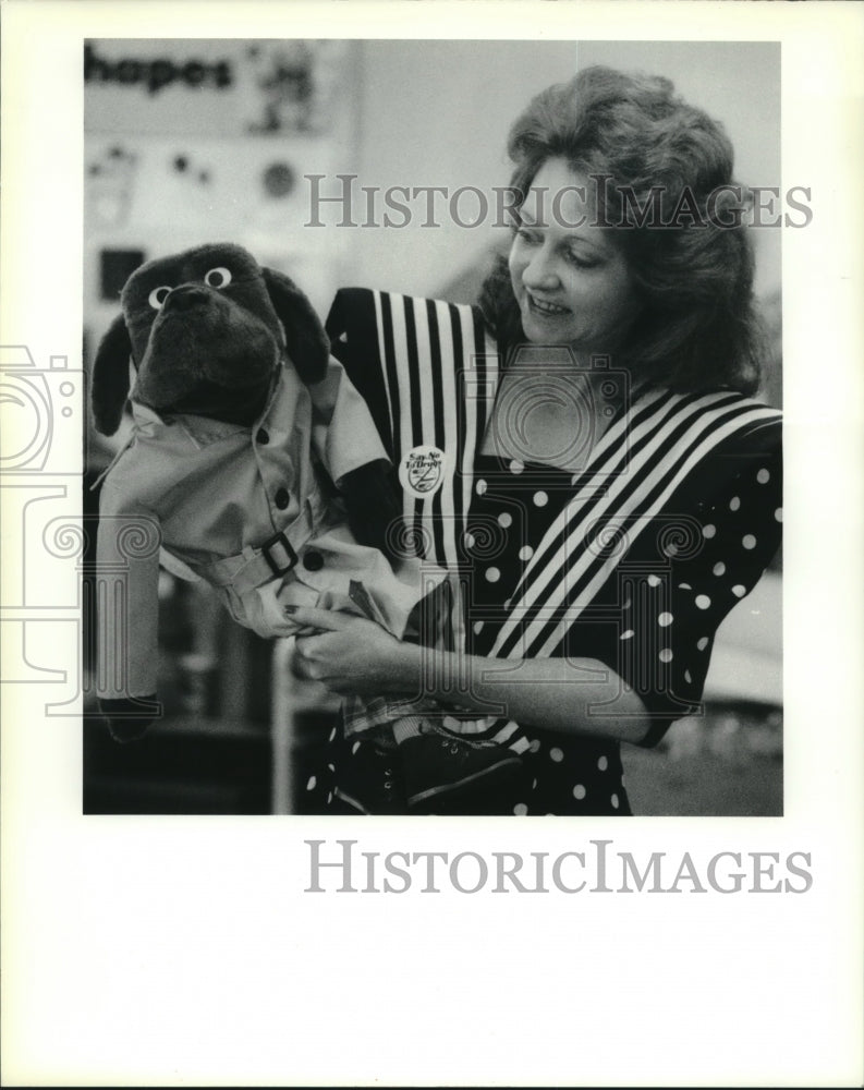 1991 Press Photo McGruff and Lisa George perform, Jefferson Headstart Program - Historic Images