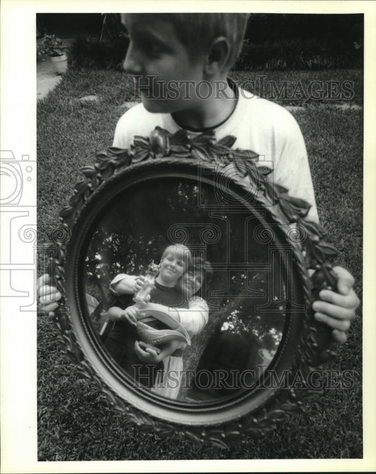 1993 Press Photo Chris Germer holds 1920's mirror reflection mother and brother - Historic Images